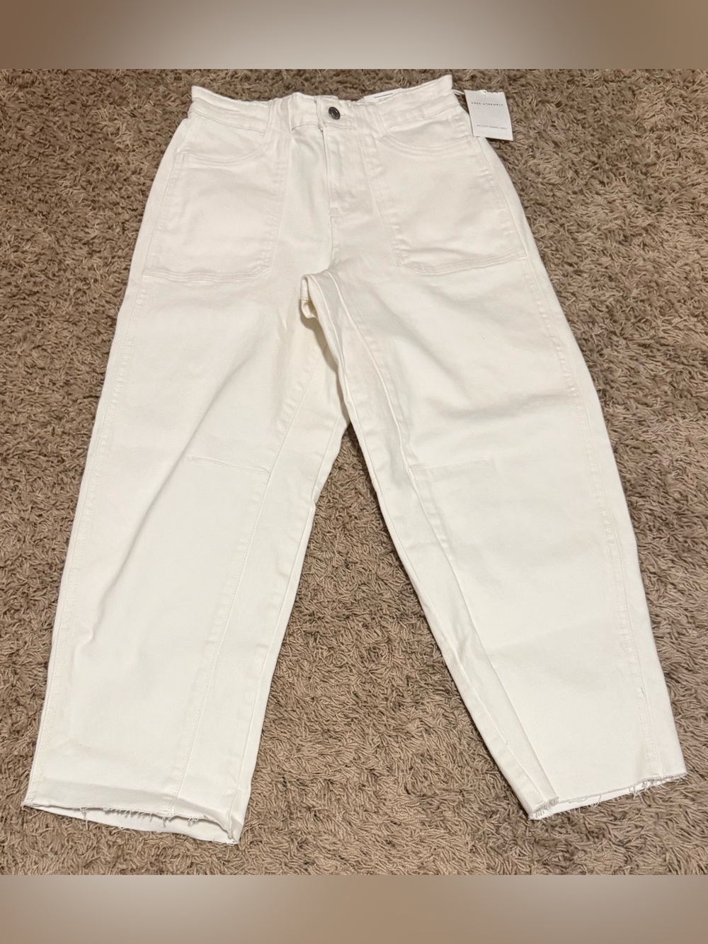 Free Assembly Women’s Cropped Barrel Carpenter Jeans W/Distressed Hemline Sz: 2